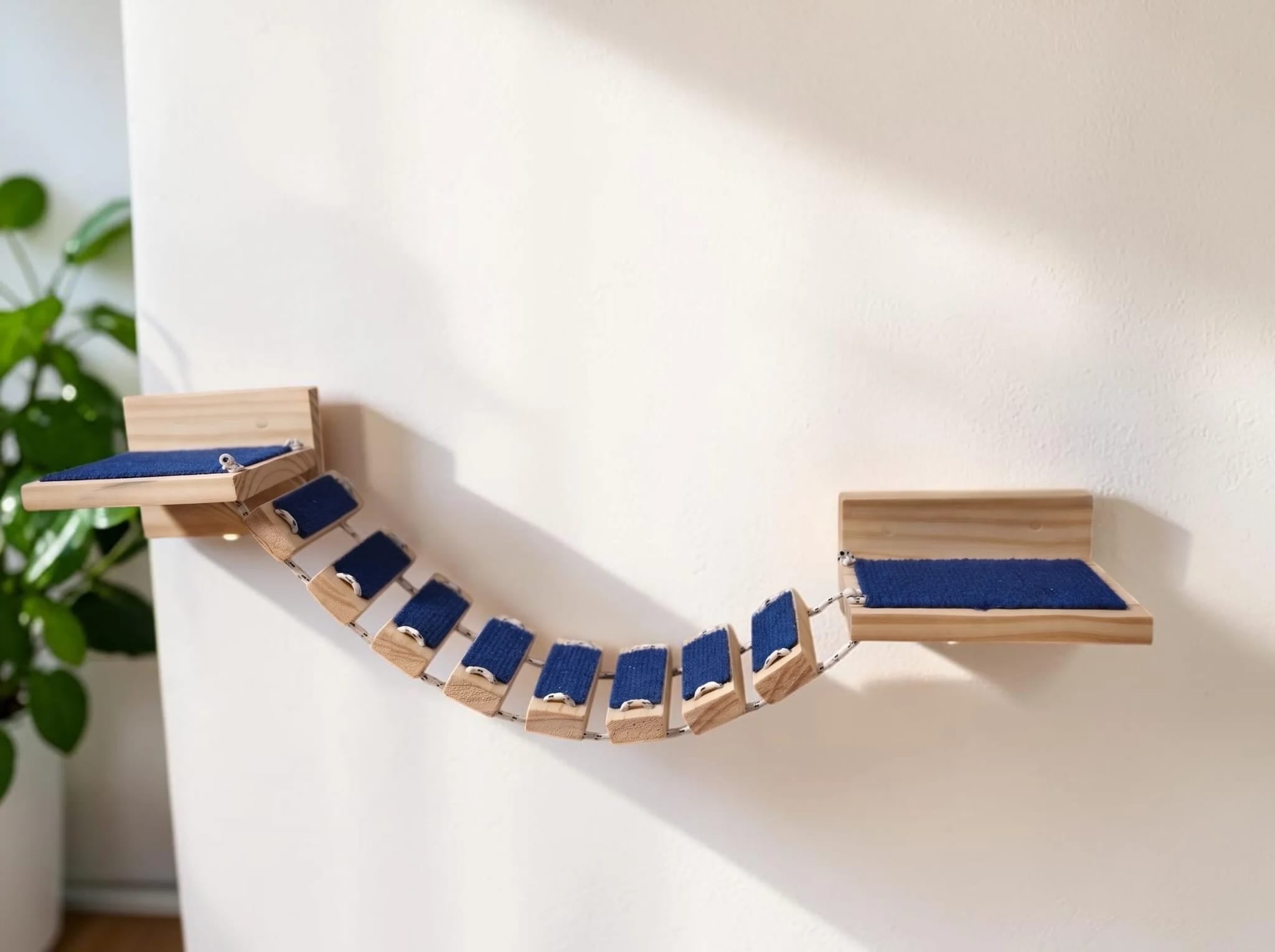 Puente Colgante para Gatos con 2 Plataformas 25x15 + 8 Peldaños - Circuito Gatero de Pared - Madera Natural + Moqueta Negra